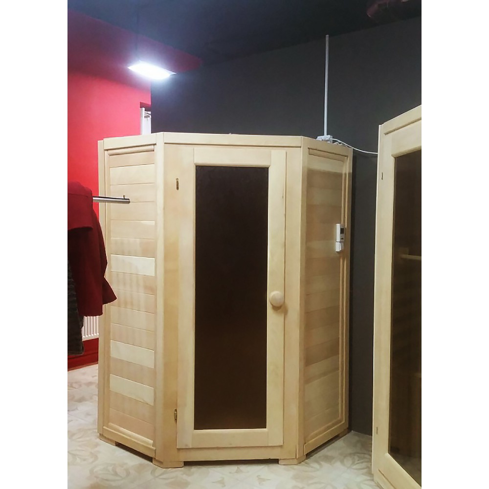Трехместная угловая кабина из кедра с карбоновыми излучателями
