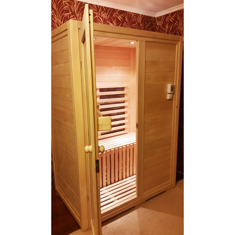 Двухместная кабина из кедра с карбоновыми излучателями