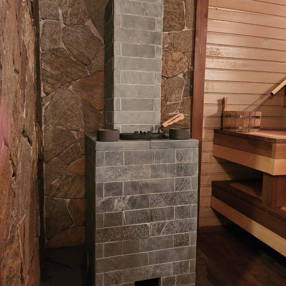 Печь Искандер 18 в облицовке Оптима 680/40 Талькохлорит кирпич и дверцей со стеклом для парных до 18 м³